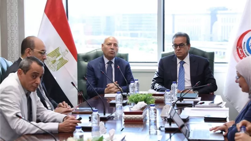 وزير الصحة ومحافظ القاهرة يبحثان تطوير الخدمات الطبية بالعاصمة