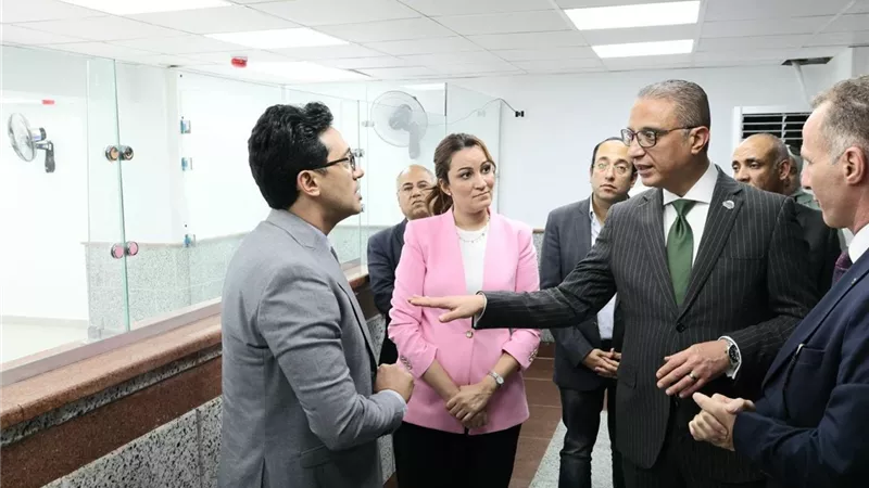 محافظ الجيزة يتفقد التجهيزات الجارية بالمركز التكنولوجي بمدينة الجيزة