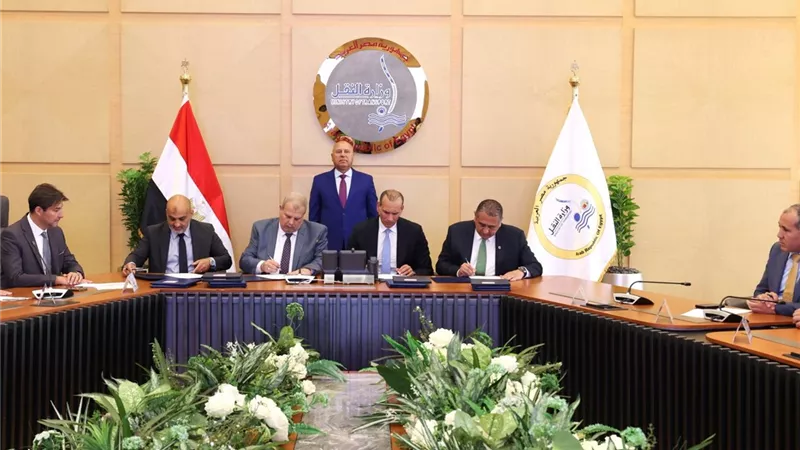 وزير النقل يشهد توقيع عدد من العقود لإنشاء وتطوير نظم إشارات بالسكة الحديد