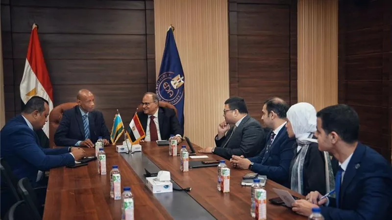  رئيس هيئة الدواء يبحث تصدير المستحضرات المصرية إلى السوق الرواندي