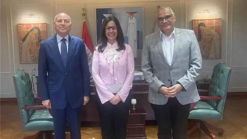وزيرة الثقافة توجه بتطوير مسارات دخول الجمهور لمسارح الأزبكية