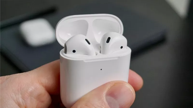موعد طرح AirPods المزودة بكاميرات من آبل
