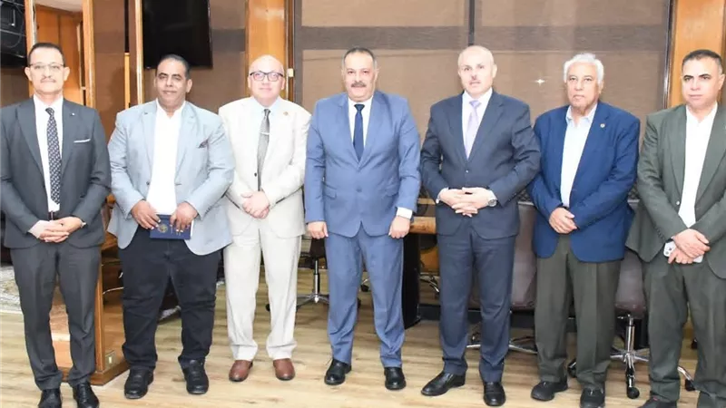رئيس جامعة قناة السويس يستقبل رئيس الشركة القابضة لمياه الشرب والصرف الصحي