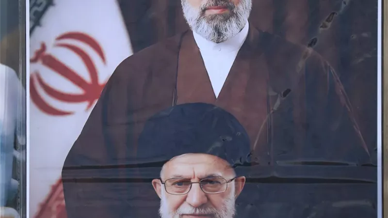 بعد توقيع الاتفاق.. هل سيشارك مجتبى خامنئي في تشييع جنازة والده؟