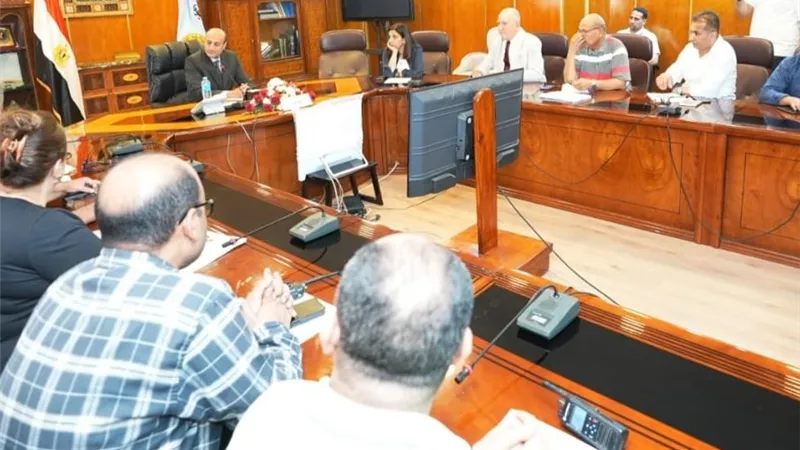 محافظ أسيوط يتابع مشروعات الصرف الصحي بـ 