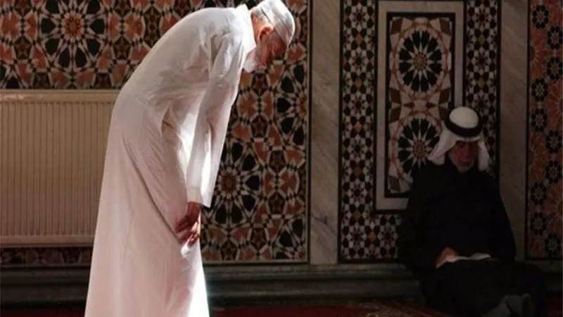 كيف يؤدي المريض الصلاة؟ مركز الأزهر للفتوى يوضح