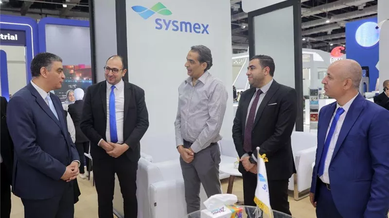 رئيس «الشراء الموحد» يتفقد أحدث الابتكارات الطبية بمعرض Africa Health ExCo