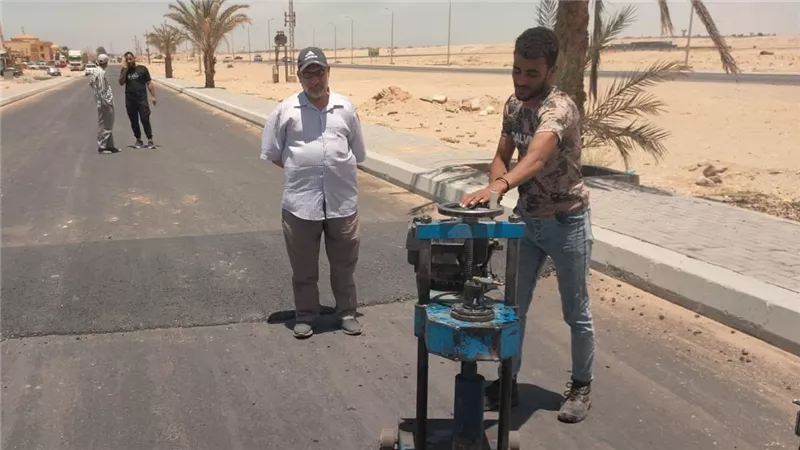 تعزيزًا لسلامة الطرق.. فحص طبقات الأسفلت بمشروع تطوير طرق رأس سدر
