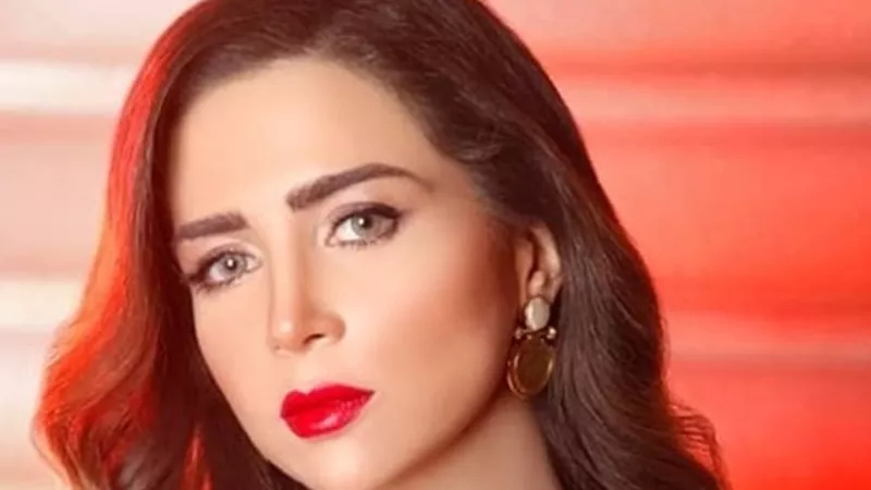 لقطة عفوية تجمع مي عز الدين بزوجها.. والجمهور: السعادة واضحة 