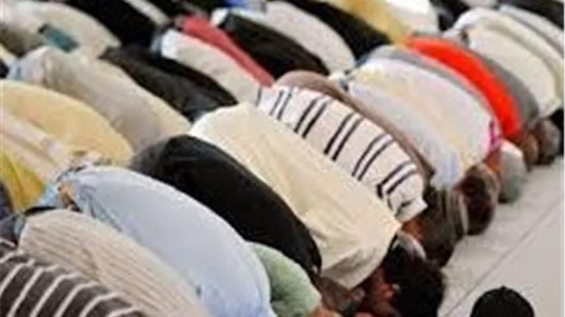ما حكم صلاة الجماعة وهل يجوز التخلف عنها لعذر؟.. دار الإفتاء توضح