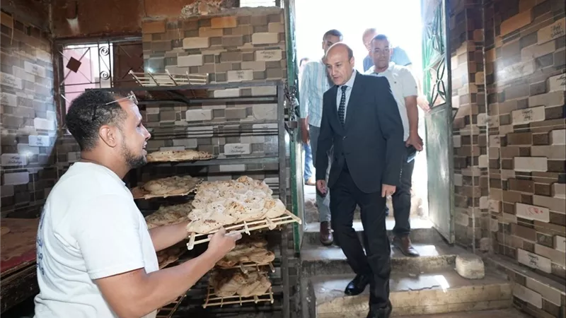 محافظ أسيوط يفاجئ المخابز ويحرر 3 محاضر لإنتاج خبز غير مطابق