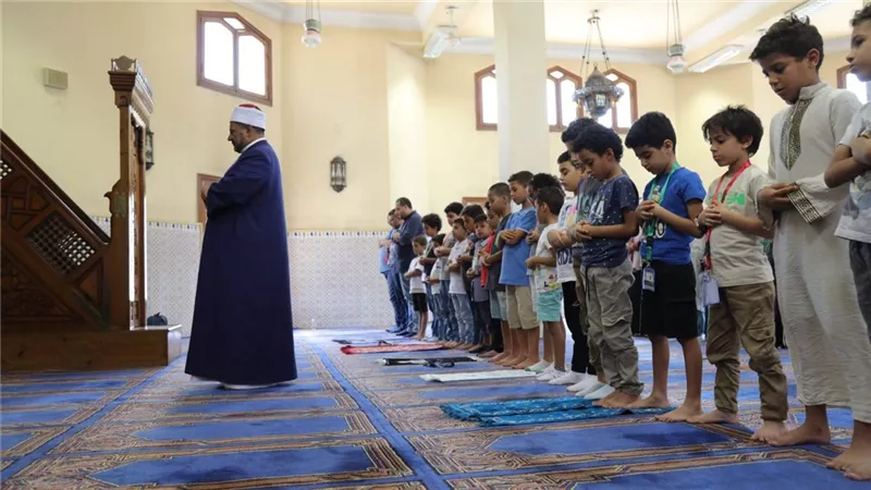 حكم اصطحاب الأطفال لصلاة الجُمعة في المساجد.. الأزهر للفتوى يجيب