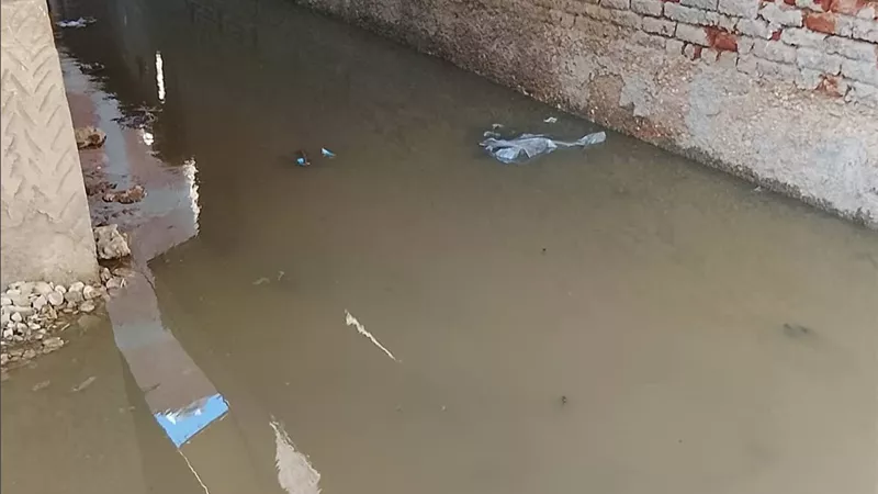 استغاثة أهالي سنهوربالبحيرة بسبب طفح مياه الصرف  .. والمشكلة مستمرة دون حل