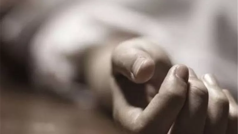 أب ينهي حياة طفلته بالضرب المبرح ويدعي سقوطها في الحمام بالمنوفية