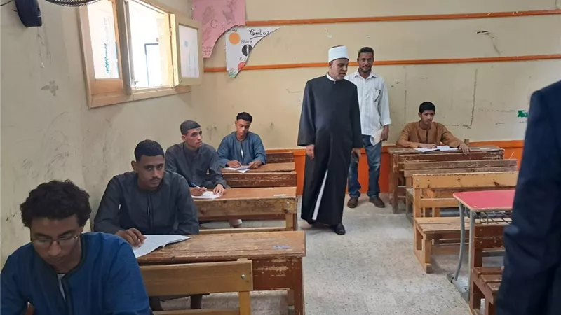 لابسين الجلابية الصعيدي.. الشرقاوي يتفقد امتحانات الثانوية الأزهرية في قنا