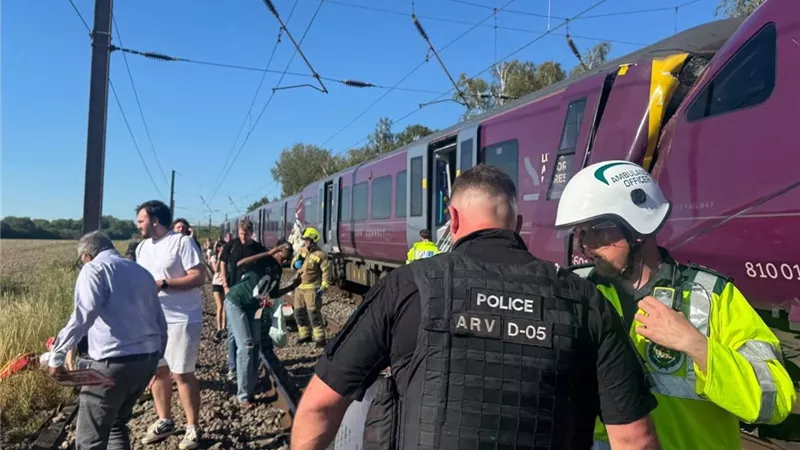 مقتل شخص وإصابة 89 في حادث اصطدام قطارين قرب مدينة بيدفورد البريطانية