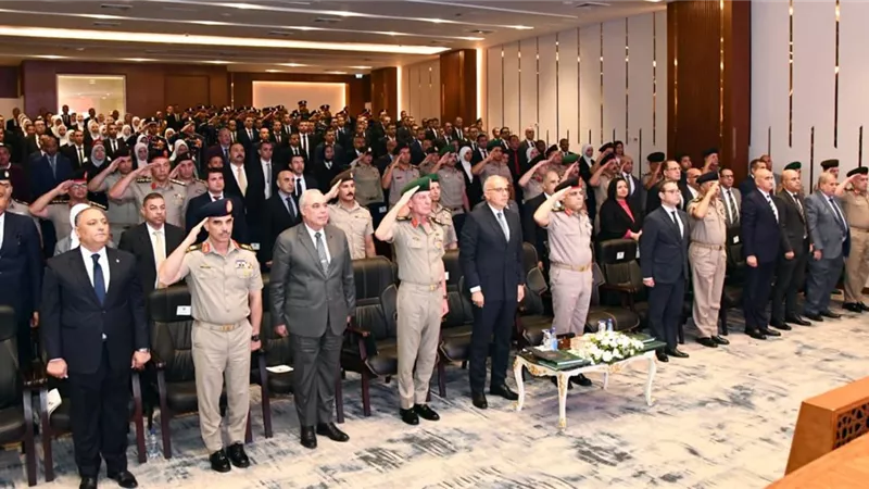 الأكاديمية العسكرية تحتفل بتخرج مرشحين جدد للتعيين بـ 5 وزارات |شاهد 