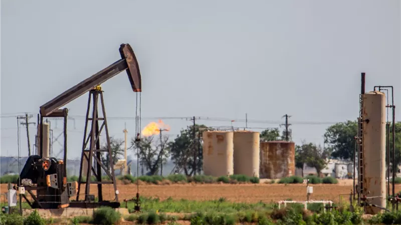 مكاسب جديدة للنفط في نهاية التداولات.. وبرنت يغلق عند 80.57 دولار للبرميل