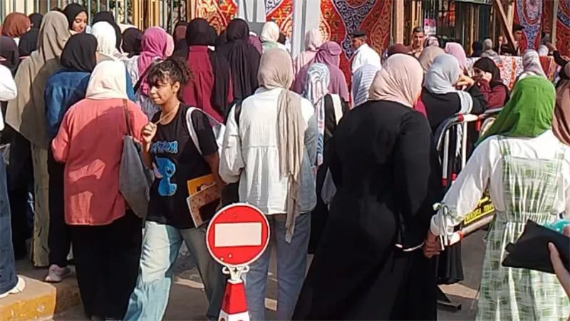 أولياء أمور مصر ترصد تكدس الطلاب أمام اللجان بأول يوم امتحانات الثانوية