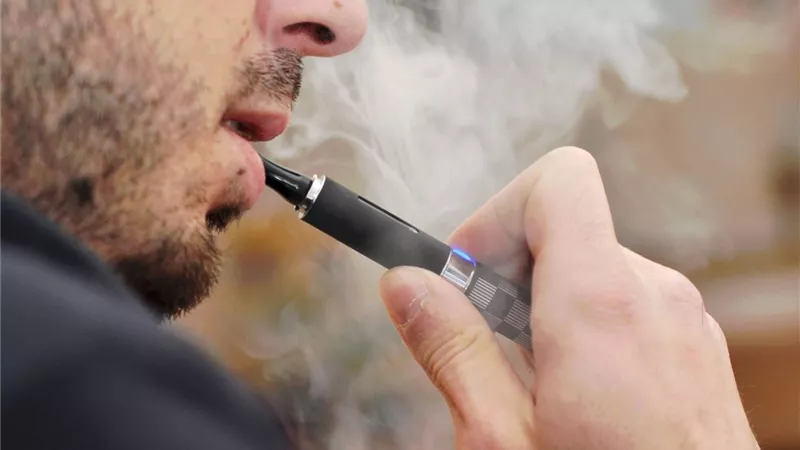 الصحة تحذر: 9 مخاطر كارثية لـ «الفيب» تكسر خرافة البديل الآمن