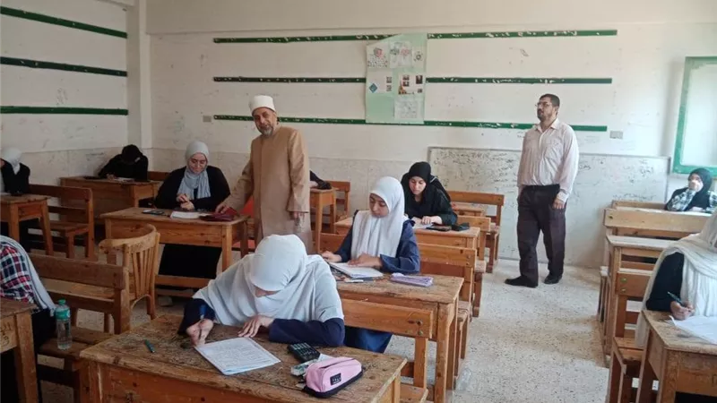 رئيس الشرقية الأزهرية يتابع سير امتحان الإحصاء بالشهادة الثانوية.. صور