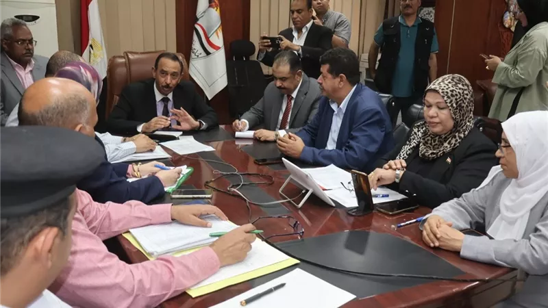 محافظ سوهاج يتفقد غرفة العمليات الرئيسية ويتابع سير الامتحانات