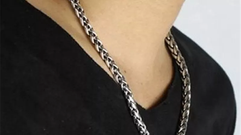 ما حكم لبس السلسلة للرجل؟ دار الإفتاء تحسم الجدل  