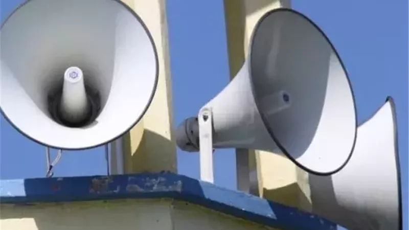 حكم النداء على المفقود عبر مكبرات الصوت بالمسجد.. دار الإفتاء تجيب 