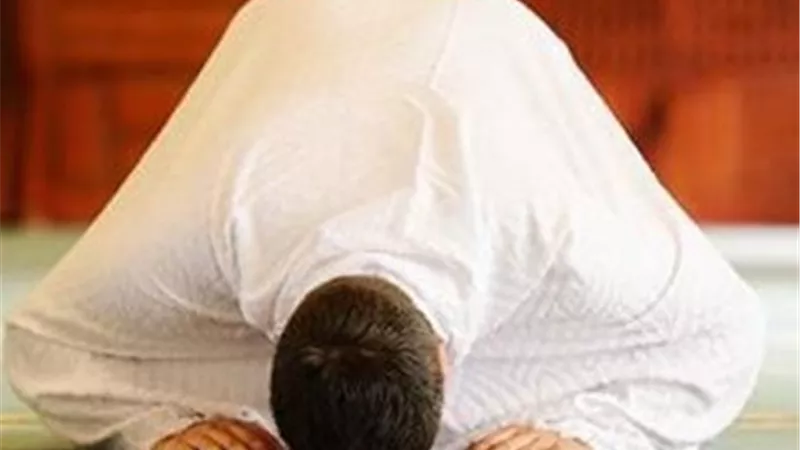 هل تبطل الصلاة إذا نسي المصلي تسبيح السجود؟ أمين الفتوى يجيب 