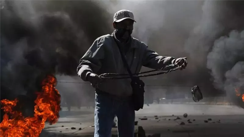 حالة طوارئ وحواجز.. هل حدث انقلاب في بوليفيا؟| صور 