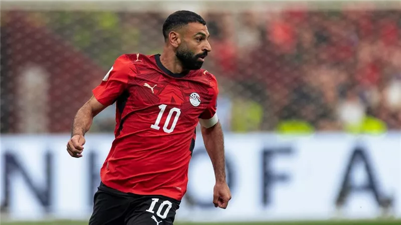 فيفا يبرز لحظات لا تُنسى في تاريخ محمد صلاح مع الفراعنة 
