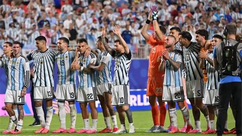 التشكيل المتوقع للأرجنتين والنمسا قبل قمة الجولة الثانية في كأس العالم 202
