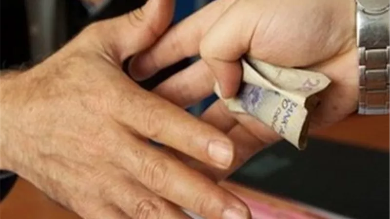 حكم دفع الرشوة لقضاء المصالح.. دار الإفتاء تحذر المرتشين