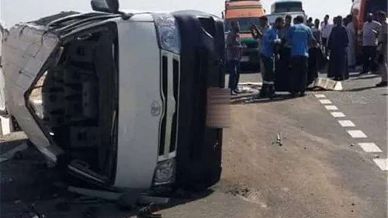 إصابات متعددة  في حادث إنقلاب سيارة ميكروباص بالفيوم.. تفاصيل