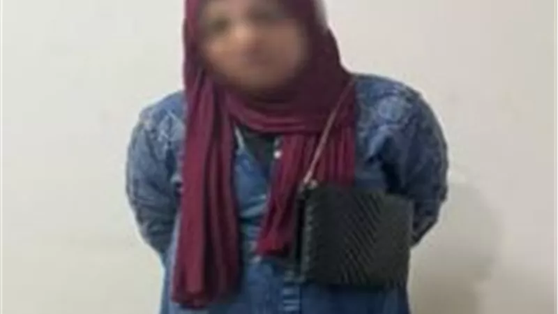جريمة في وضح النهار..سيدة تستولي على قرط ذهبي لـ طفلة وتحاول خطفها 