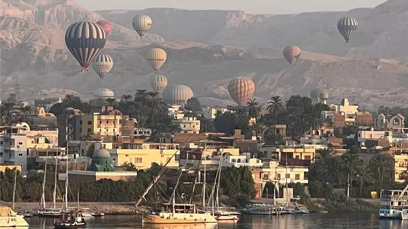 تحليق 65 رحلة بالون على متنها 2600 سائح غرب الأقصر