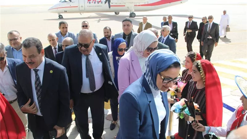 محافظ الوادي الجديد يستقبل وفود الجامعات الأهلية في الاحتفال بالعيد القومي للمحافظة