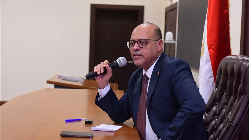 وزير العمل يُسلم العقود لـ المتقدمين على فرص عمل في بالأردن