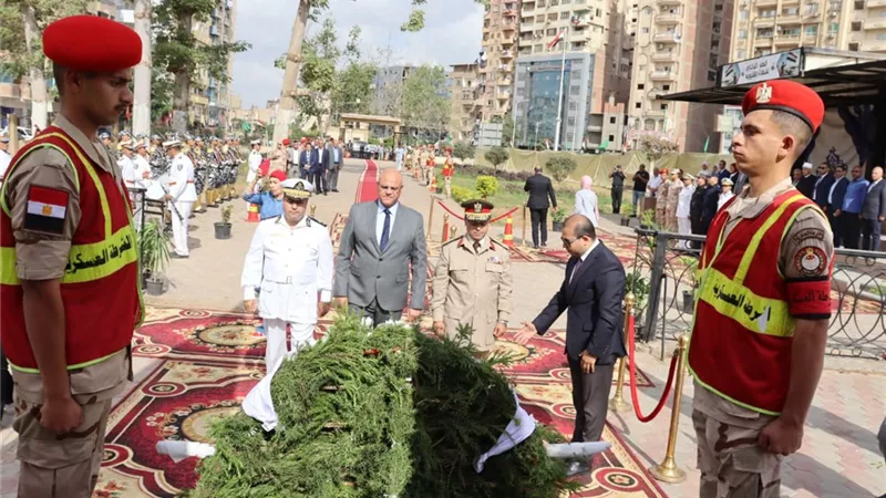 محافظ القليوبية يضع إكليل الزهور على النصب التذكاري ببنها احتفالًا بالذكرى الـ52 لانتصارات أكتوبر