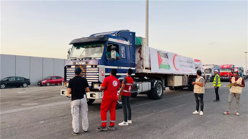 دفعة إنسانية كبرى.. الهلال الأحمر المصري يضخ 3600 طن مساعدات إلى غزة  
