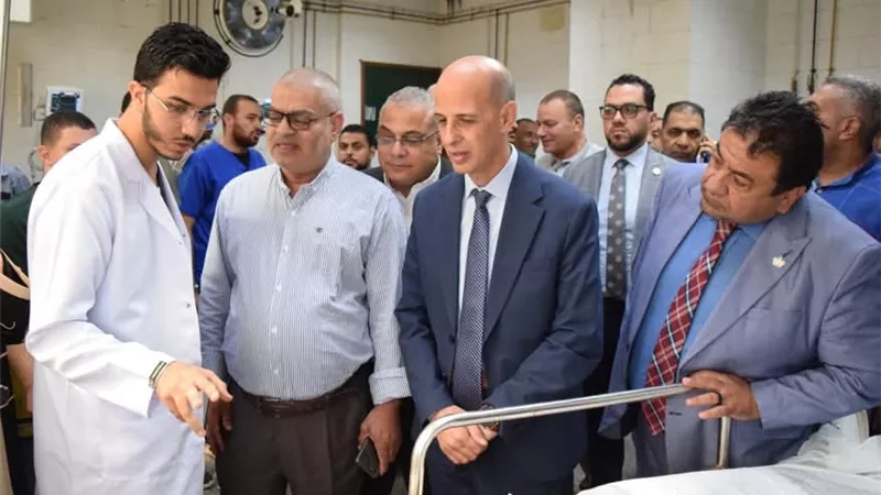رئيس جامعة بني سويف يزور مصابي حادث الطلاب ويوجه بتوفير الرعاية الكاملة