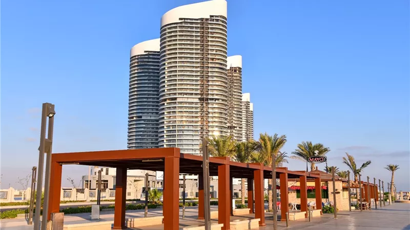 وزير الإسكان يهنئ «المقاولون العرب» لفوزها بـ 5 جوائز عالمية 