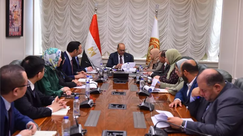 وزير العمل يلتقي وفدًا من شركة هواوي مصر لبحث الملفات المشتركة