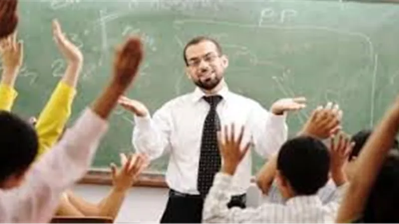 قف للمعلم في يومه العالمى.. الكرامة والأجر ورخصة المزاولة أحلام مشروعة للمعلمين