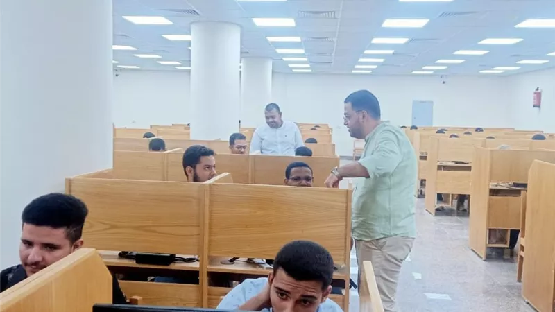 طلاب جامعة سوهاج الأهلية يخوضون تدريبات مكثفة على نظام الامتحان الإلكتروني |صور