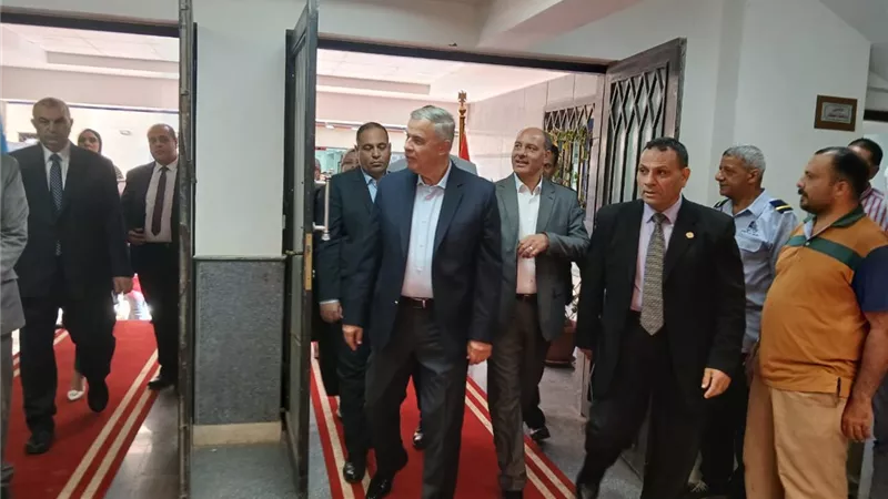 يخدم جميع مواطني الثغر.. محافظ الإسكندرية يتفقد أعمال مركز خدمات المواطنين بمديرية التموين