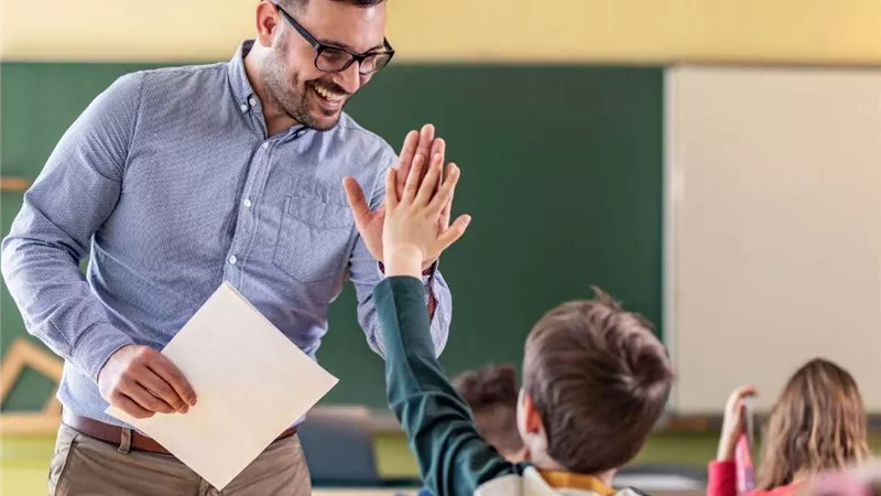 دور المعلم في نظام التقييم الجديد.. تحديات وآمال