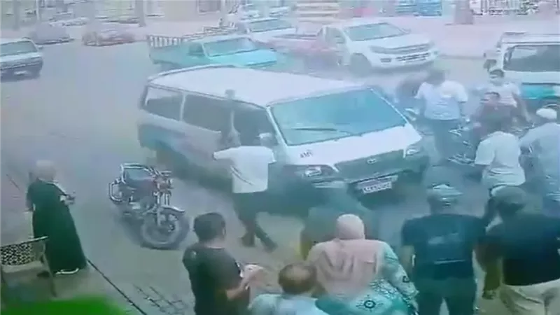مش همه حد.. سائق ميكروباص يقود سيارته بسرعة جنونية والأهالي يستغيثون بالأمن |صور