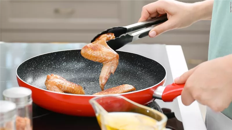 10 أخطاء عند تناول الطعام تهدد صحتك.. هل تعرفها؟
