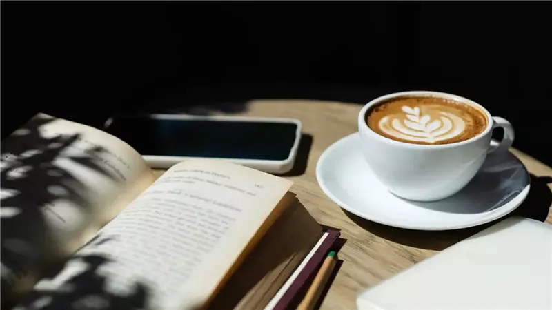 بين العزلة والاختلاط.. كيف غيّرت المقاهي معنى التواصل في زمن الشاشات؟